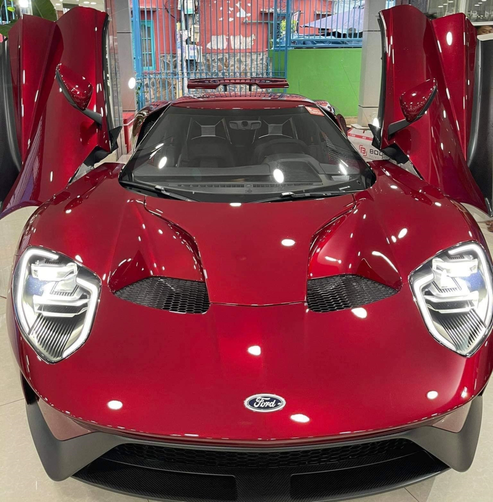C&ograve;n đ&acirc;y l&agrave; si&ecirc;u xe Ford GT thế hệ thứ 2 đầu ti&ecirc;n về nước