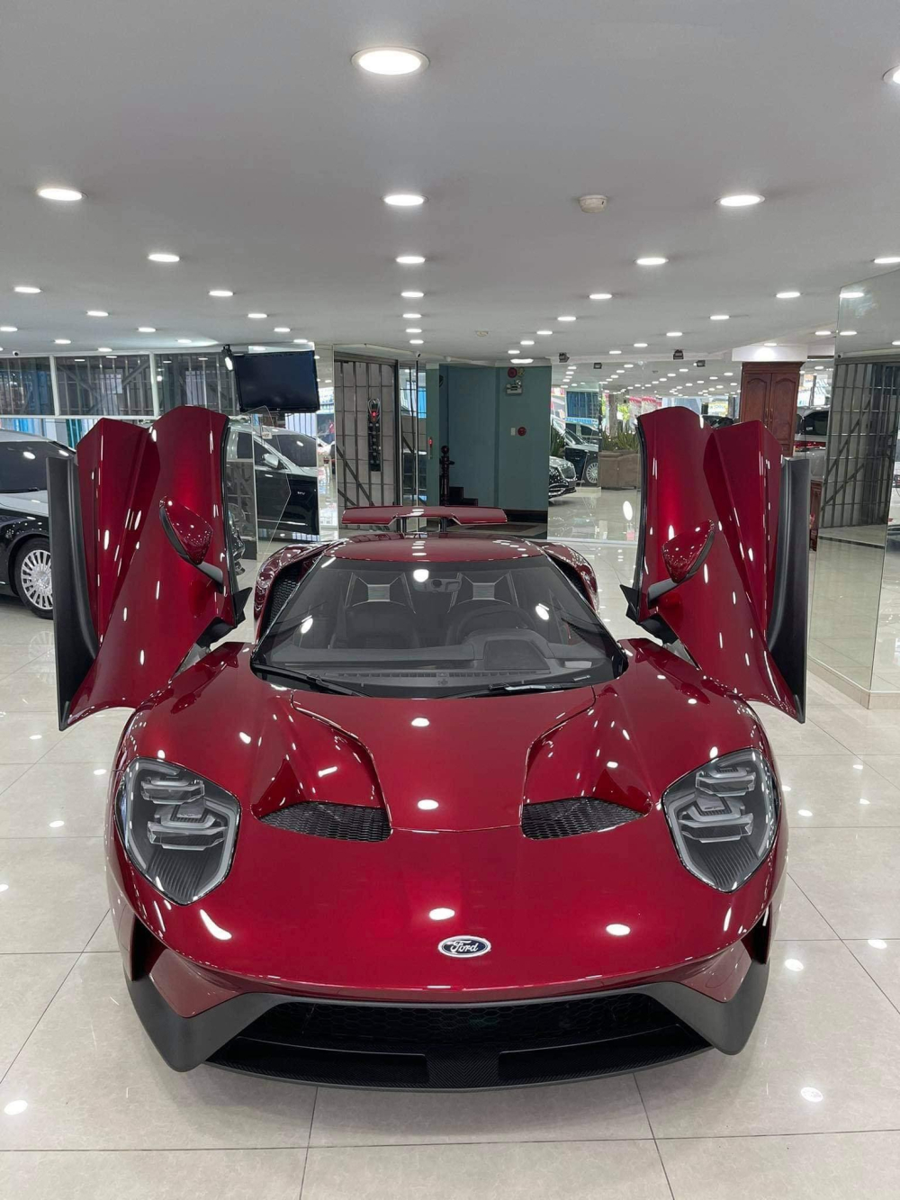 Siêu xe Ford GT mới về Việt Nam đẹp sắc sảo khi được tung cánh, giá bán vẫn là nhiều điều bí ẩn
