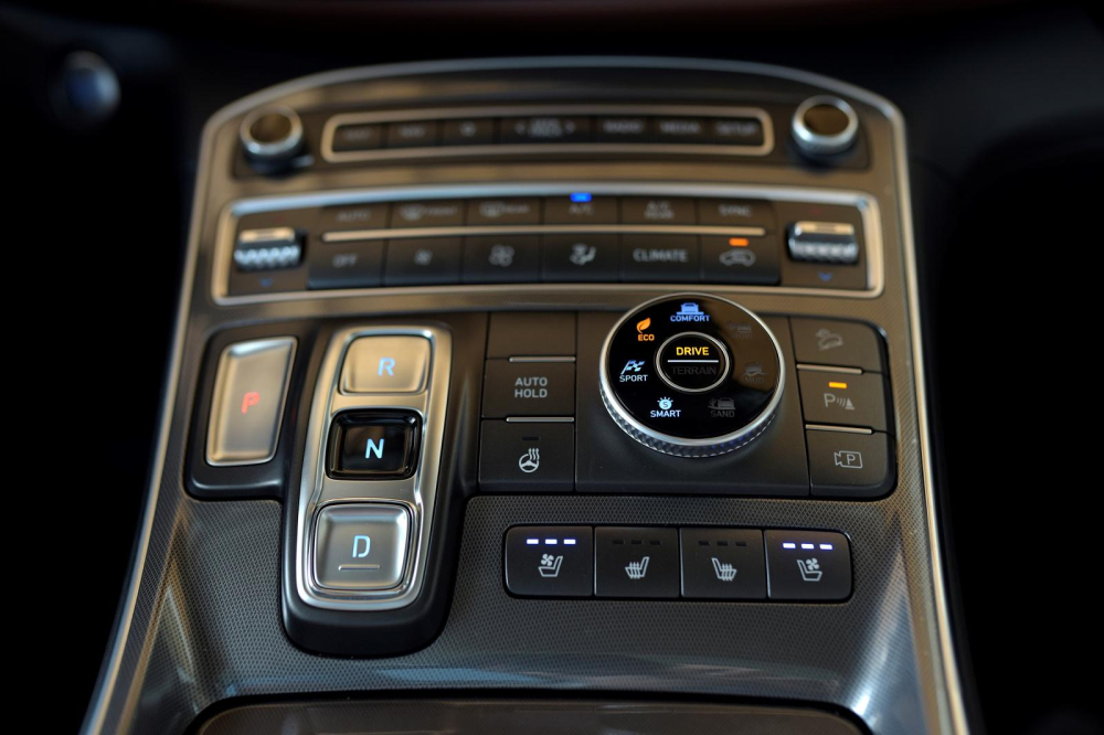 Bảng điều khiển trung t&acirc;m của Hyundai Santa Fe 2021 c&oacute; thiết kế hiện đại hơn hẳn so với đời cũ.