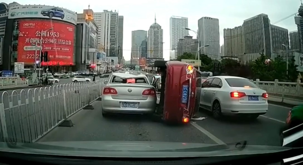 Có 5 chiếc ô tô bị hư hỏng trong vụ tai nạn liên hoàn này