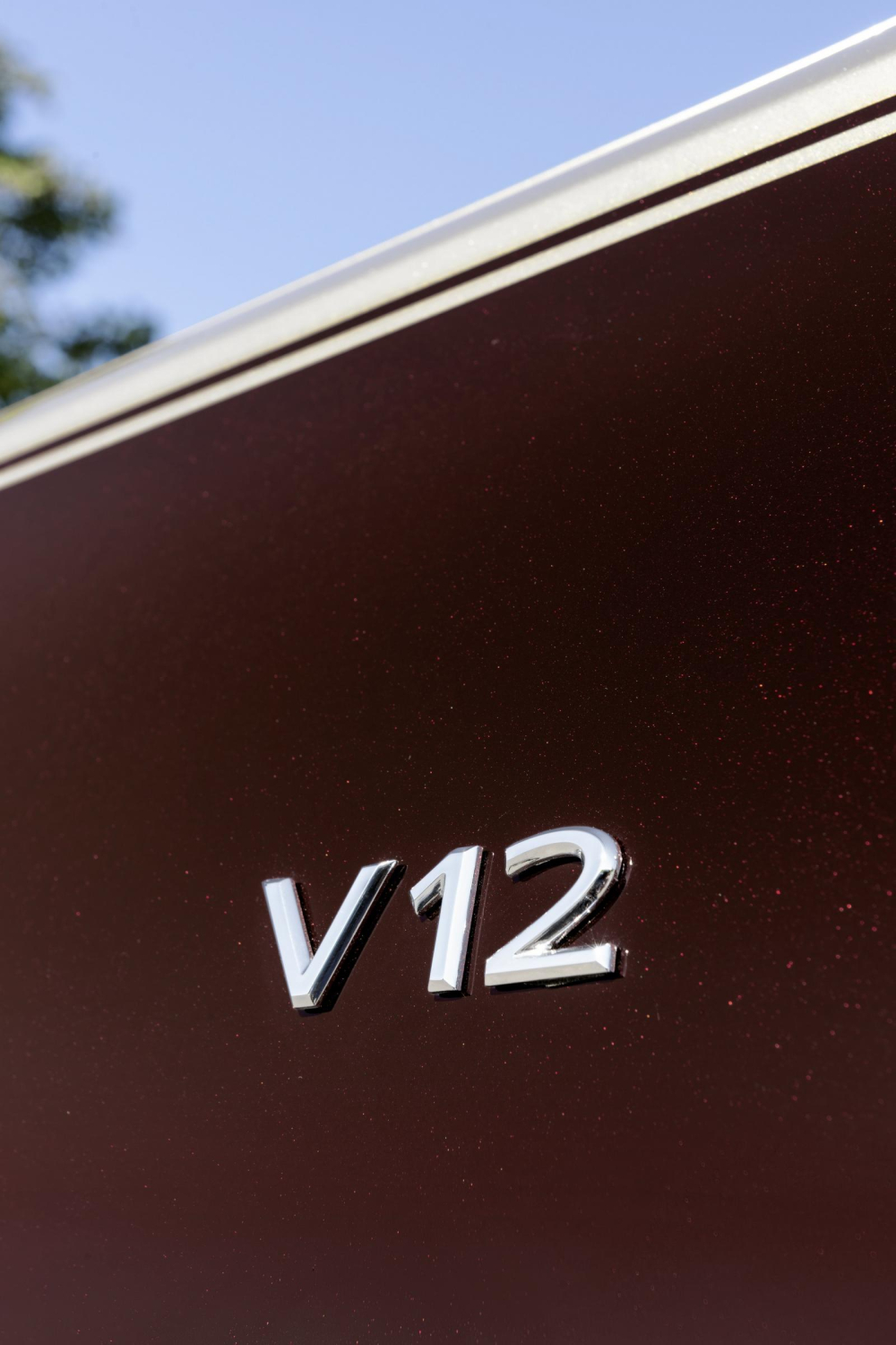 Logo V12 của Mercedes-Maybach S680 2022