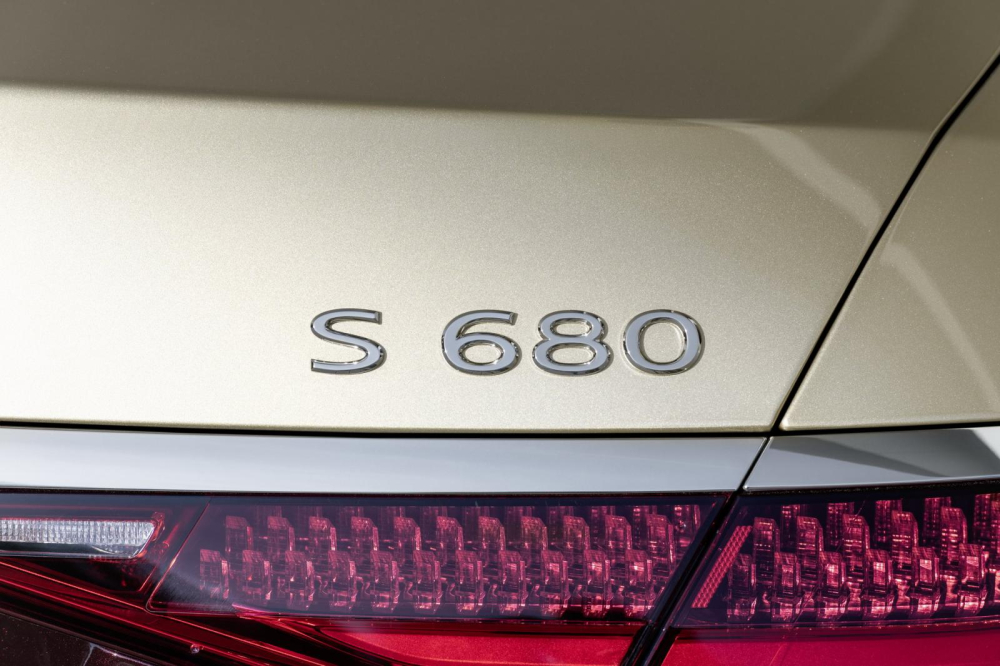 Mercedes-Maybach S680 2022 c&oacute; hệ dẫn động 4 b&aacute;nh to&agrave;n thời gian