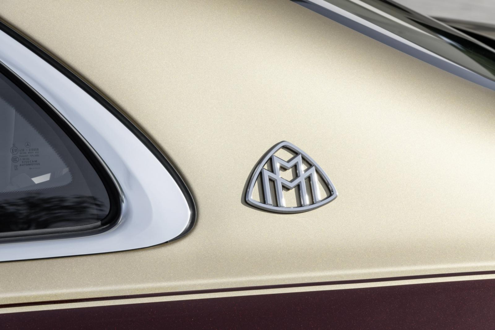 Logo Maybach tr&ecirc;n cột C của Mercedes-Maybach S680 2022