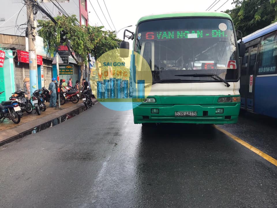 Chiếc xe bu&yacute;t tại hiện trường vụ tai nạn