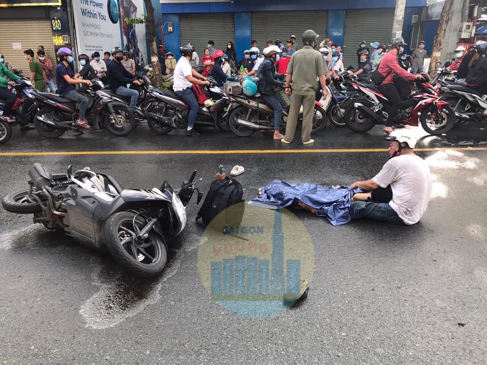 &Ocirc;ng S. ngồi &ocirc;m thi thể con g&aacute;i sau tai nạn