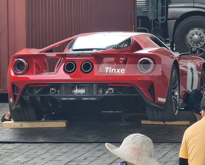 H&igrave;nh ảnh khui c&ocirc;ng si&ecirc;u xe Ford GT '67 Heritage Edition v&agrave;o s&aacute;ng nay tại cảng C&aacute;t L&aacute;i