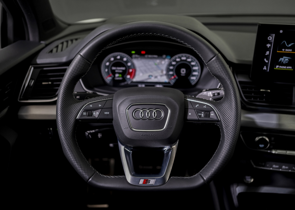 V&ocirc;-lăng ba chấu thể thao được trang bị tr&ecirc;n Audi Q5 2021.