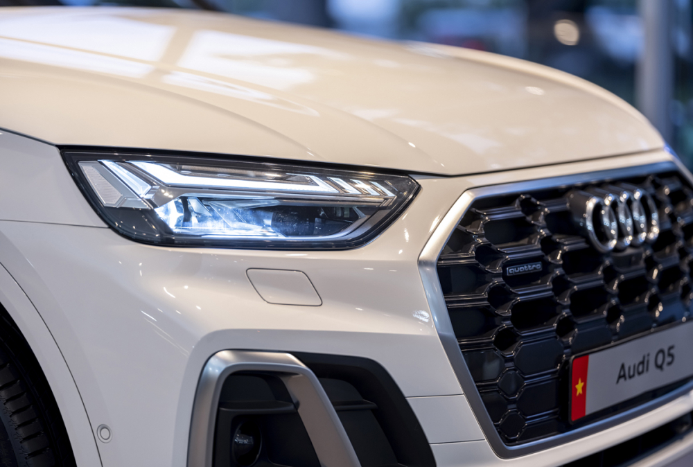 Cụm đ&egrave;n LED matrix tr&ecirc;n Audi Q5 2021.