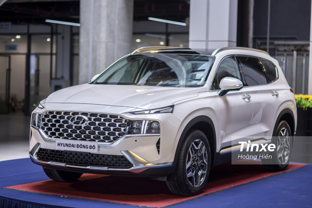 Hyundai Santa Fe 2021 phi&ecirc;n bản m&aacute;y xăng cao cấp hiện đang c&oacute; gi&aacute; b&aacute;n 1,24 tỉ đồng.