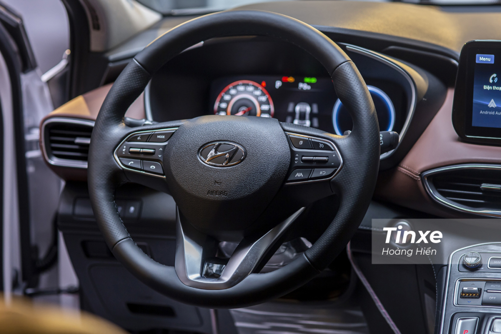 V&ocirc;-lăng ba chấu tr&ecirc;n Hyundai Santa Fe 2021.