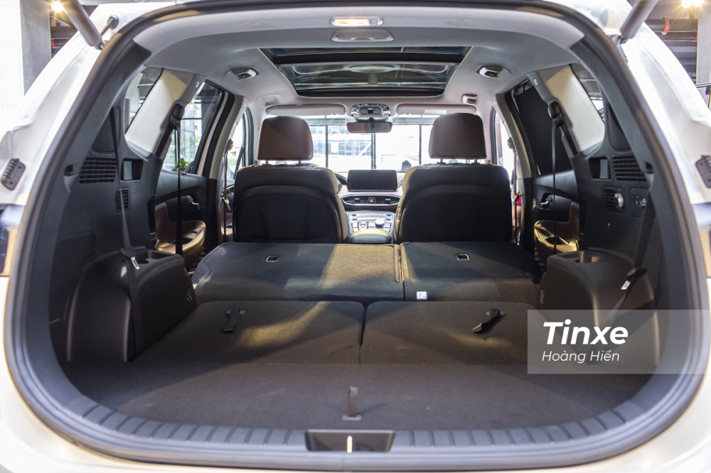 B&ecirc;n trong Hyundai Santa Fe 2021 l&agrave; kh&ocirc;ng gian rộng r&atilde;i.