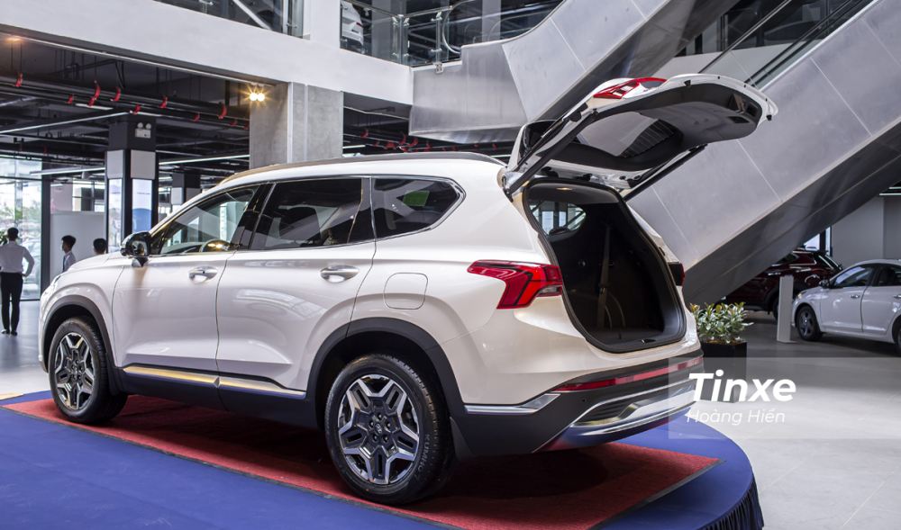 Cốp sau cảu Hyundai Santa Fe 2021 vẫn l&agrave; loại mở điện tự động.