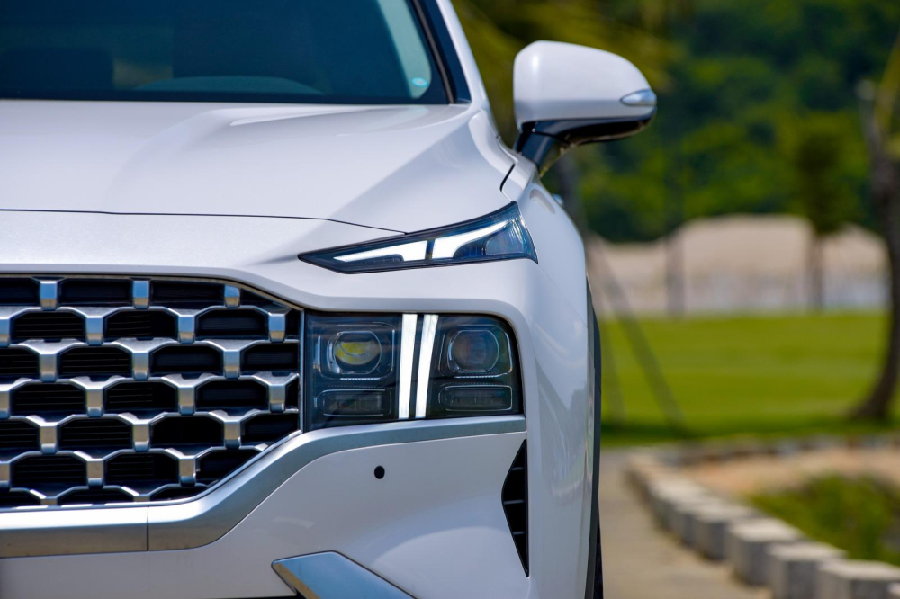 Đ&egrave;n pha tự động th&iacute;ch ứng gi&uacute;p Hyundai Santa Fe 2021 c&oacute; lợi thế hơn Kia Sorento 2021 khi di chuyển tr&ecirc;n đường tỉnh lộ v&agrave;o buổi tối.