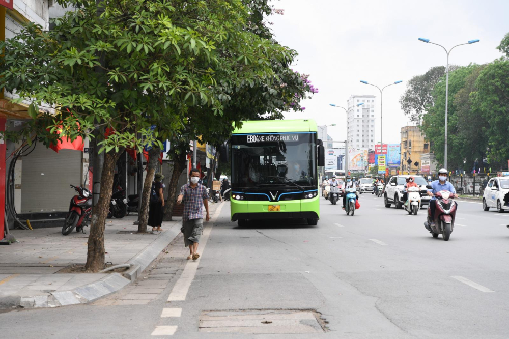 VinBus l&agrave; mẫu xe bu&yacute;t điện đầu ti&ecirc;n tại Việt Nam, dự kiến sẽ được khai th&aacute;c sử dụng trong hệ thống giao th&ocirc;ng c&ocirc;ng cộng tại c&aacute;c th&agrave;nh phố lớn trong thời gian tới.