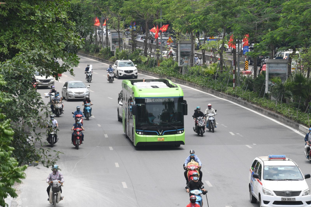 VinBus được trang bị kh&aacute; nhiều c&ocirc;ng nghệ hiện đại như kiểm so&aacute;t h&agrave;nh vi người l&aacute;i, cảnh b&aacute;o những nguy cơ g&acirc;y mất an to&agrave;n.