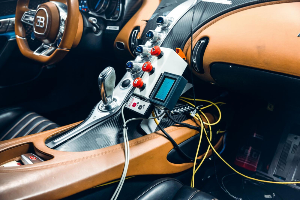 Trong chiếc Bugatti Chiron 4-005 c&oacute; nhiều m&aacute;y m&oacute;c v&agrave; thiết bị đo lường
