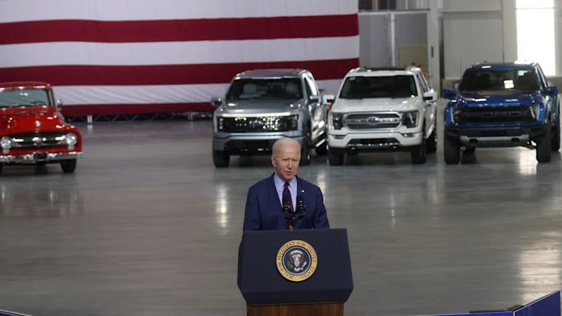 Tổng thống Biden ph&aacute;t biểu tại nh&agrave; m&aacute;y của Ford