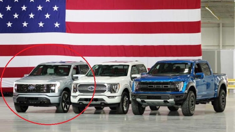 3 chiếc Ford F-150, bao gồm cả phi&ecirc;n bản Lightning mới, được trưng b&agrave;y ph&iacute;a sau lưng Tổng thống Mỹ