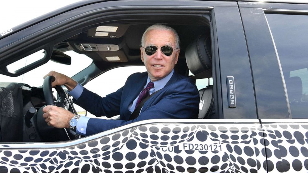 &Ocirc;ng Biden đ&iacute;ch th&acirc;n cầm l&aacute;i chiếc Ford F-150 Lightning 2022