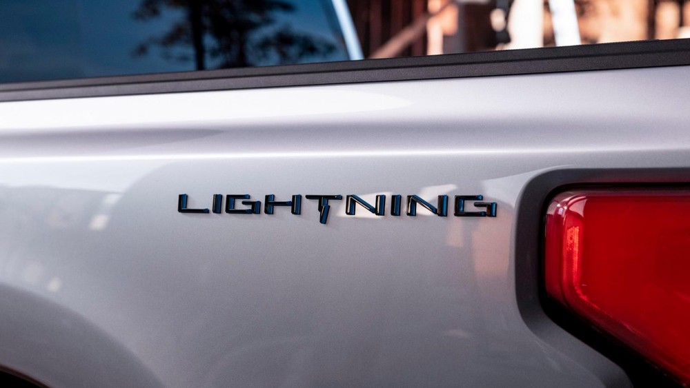 Tem chữ nổi Lightning b&ecirc;n sườn th&ugrave;ng sau