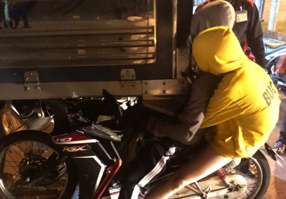 T&ocirc;ng v&agrave;o đu&ocirc;i xe tải đậu ven đường, 2 người đi xe m&aacute;y thương vong