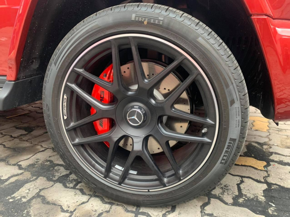La-zăng đa chấu k&eacute;p của xe sơn đen mờ