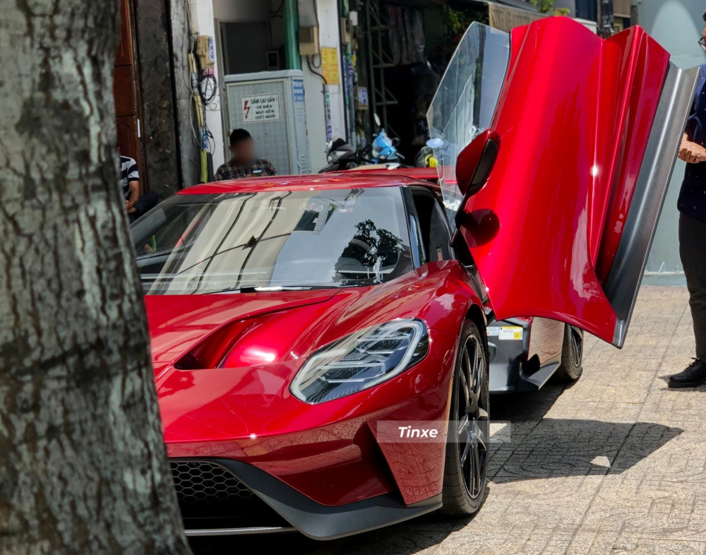 Ford GT sở hữu kiểu cửa cánh bướm