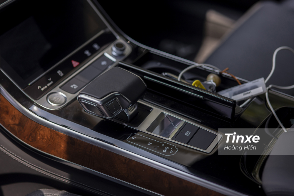 Audi A8L 2021 nổi bật với động cơ mạnh mẽ v&agrave; hộp số linh hoạt mang lại cảm gi&aacute;c l&aacute;i đa dạng.