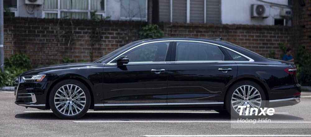 Với chiều d&agrave;i hơn 5,3 m&eacute;t, Audi A8L mang đến d&aacute;ng vẻ bệ vệ, sang trọng