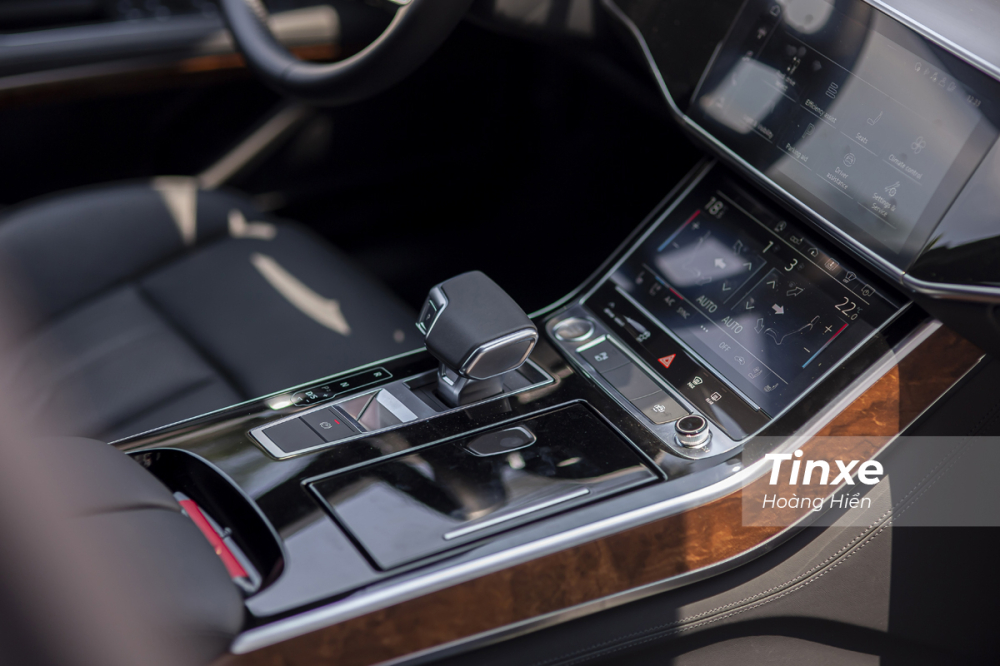 Nội thất của Audi A8L đơn giản nhưng kh&ocirc;ng k&eacute;m phần tinh tế, hiện đại.
