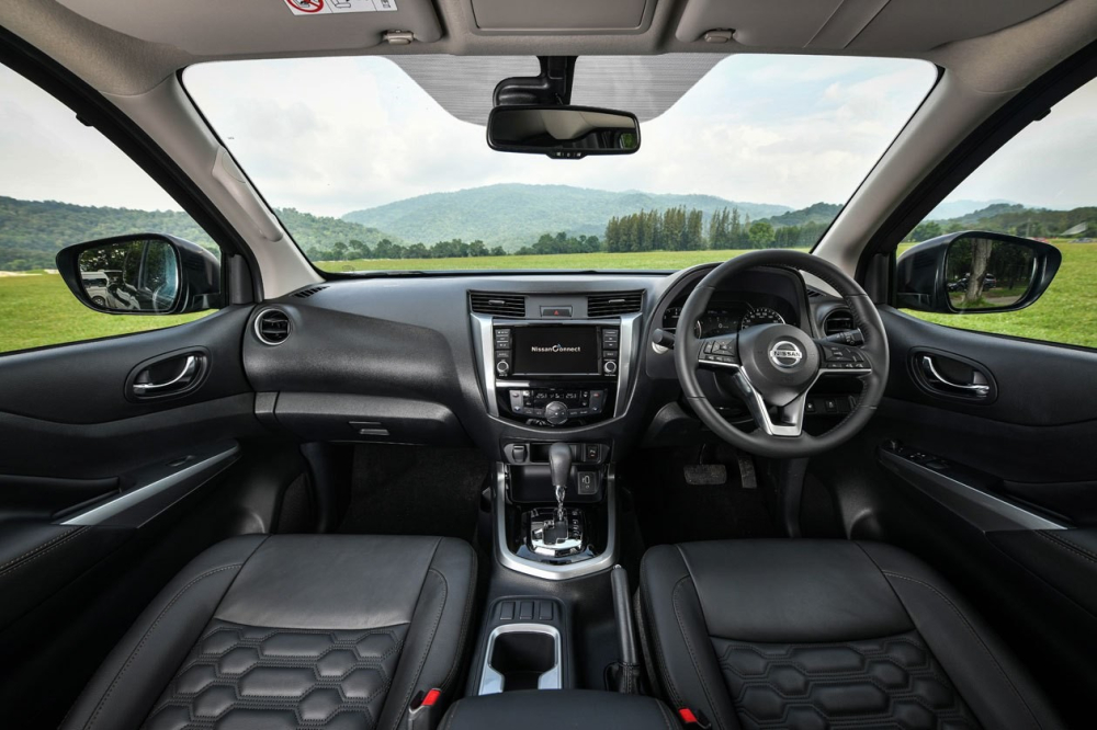 Nội thất của Nissan Navara 2021 tại Th&aacute;i Lan.