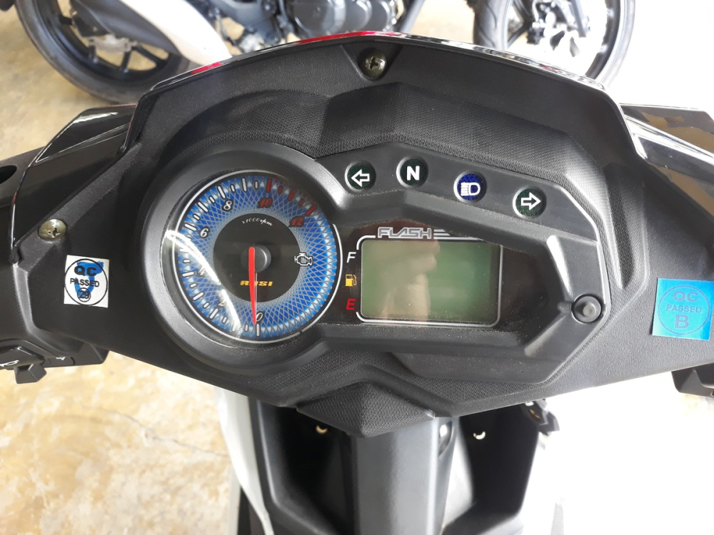 Đồng hồ mang thiết kế xấu lạ trên Rusi Flash 150 2021 Đồng hồ mang thiết kế xấu lạ trên Rusi Flash 150 2021