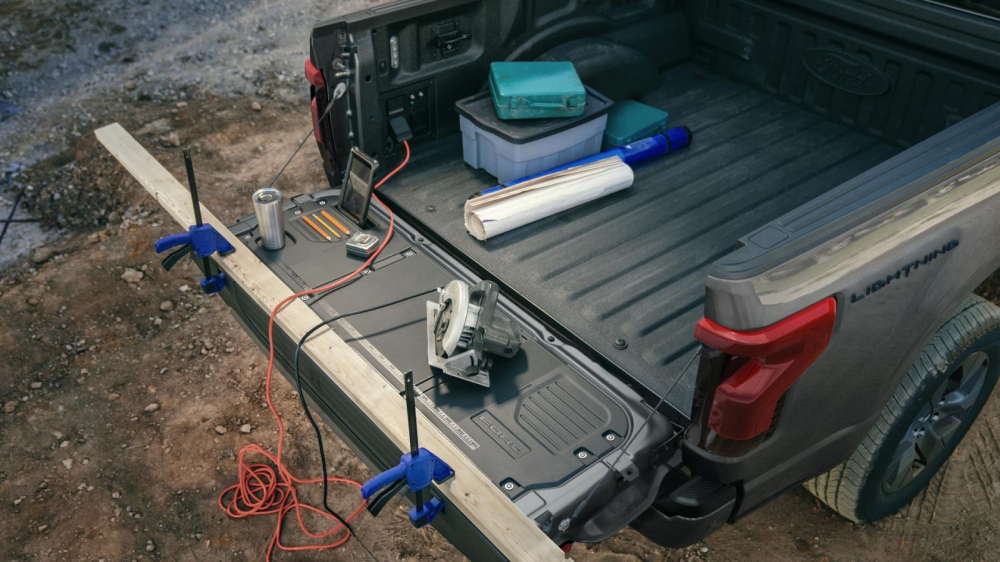 Tr&ecirc;n th&ugrave;ng sau của Ford F-150 Lightning 2022 c&oacute; nhiều ổ điện tiện dụng