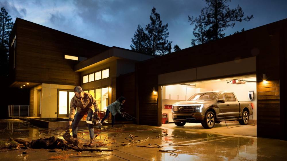Chủ xe c&oacute; thể d&ugrave;ng Ford F-150 Lightning 2022 để chạy c&aacute;c thiết bị điện trong nh&agrave;