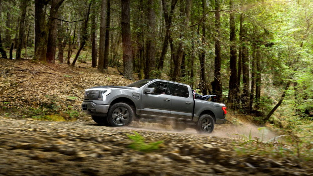 Ford F-150 Lightning 2022 c&oacute; nhiều trang bị an to&agrave;n hiện đại