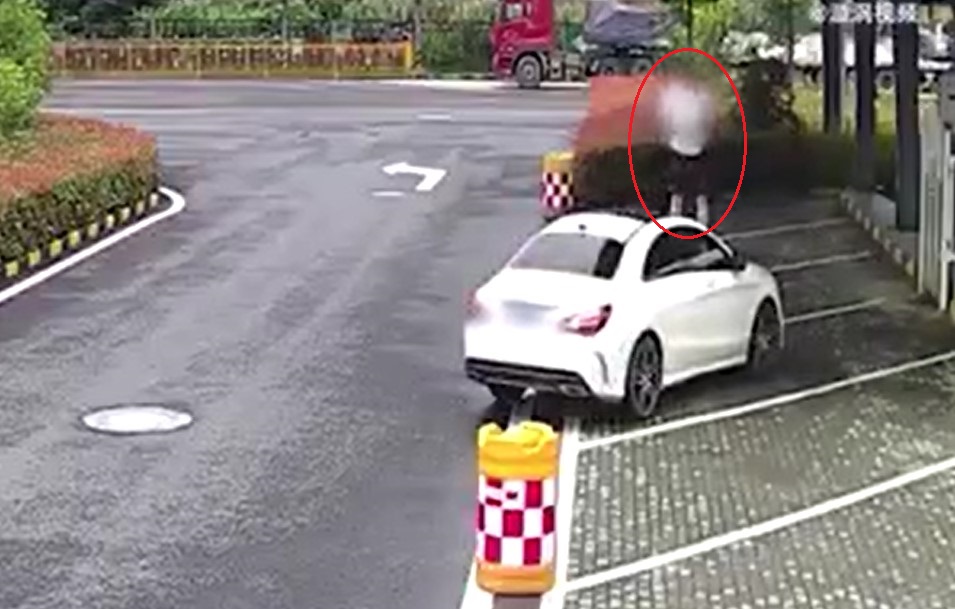 Nam thanh ni&ecirc;n đứng l&ecirc;n nắp ca-p&ocirc; của chiếc Mercedes-Benz
