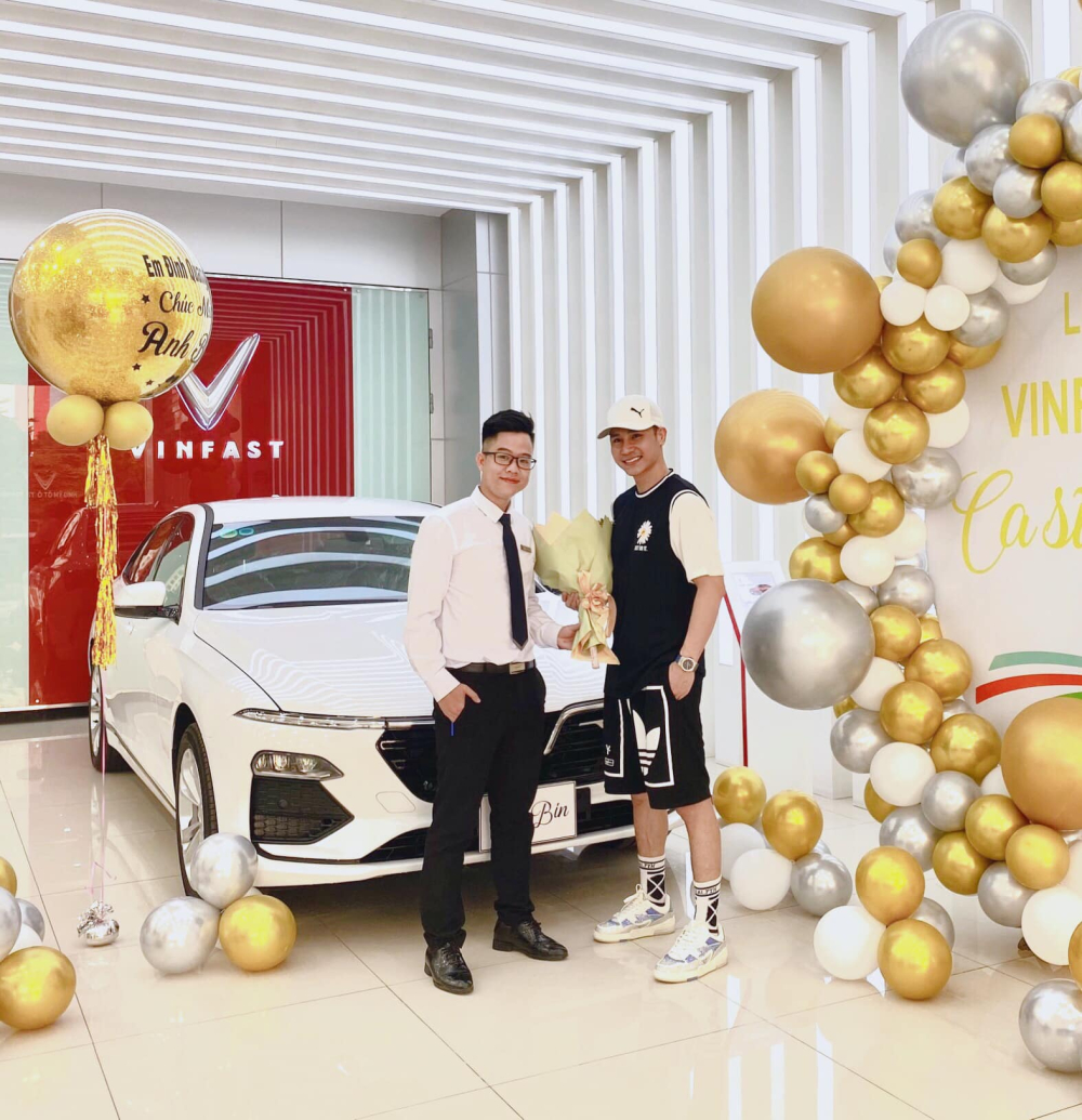 Ca sĩ Chu Bin nhận b&agrave;n giao xe VinFast Lux A2.0