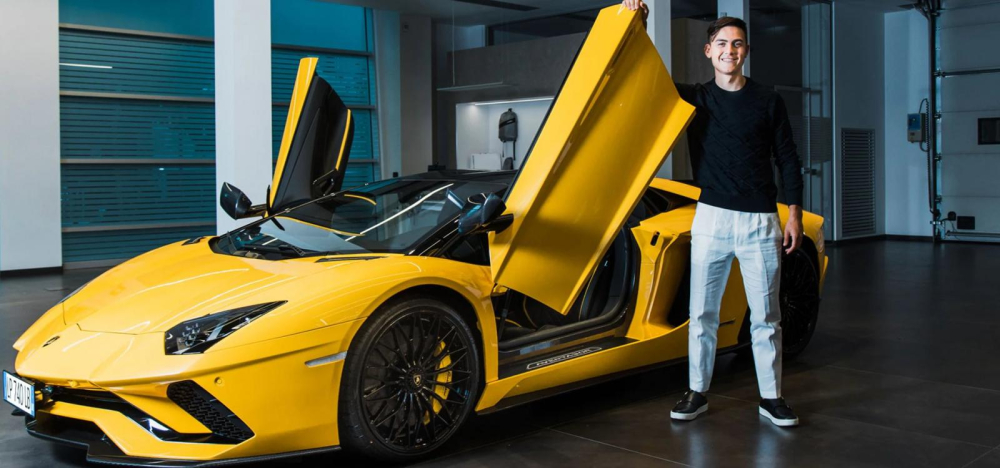 Siêu xe Lamborghini Aventador S LP740-4 Roadster của Paulo Dybala có màu vàng