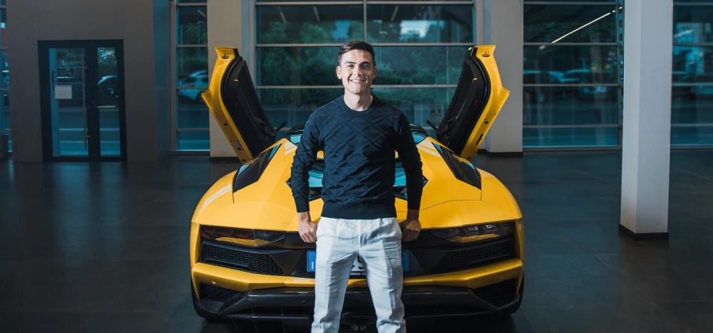 Paulo Dybala cùng chiếc siêu xe mui trần Lamborghini Aventador S LP740-4 Roadster