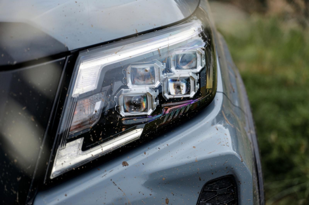 Hệ thống đ&egrave;n Quad-LED tr&ecirc;n Nissan Navara 2021 kh&aacute; bắt mắt.