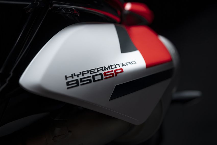 Tem mới tr&ecirc;n phi&ecirc;n bản&nbsp;Ducati Hypermotard 950 2022 SP