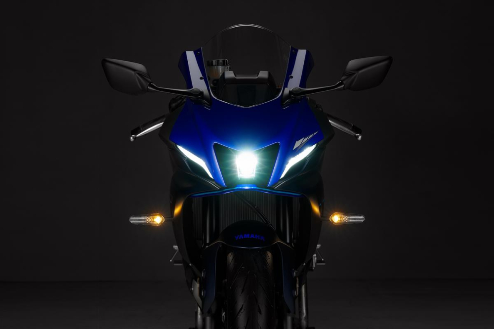 Thiết kế d&agrave;n đầu tuyệt đẹp của Yamaha R7 2021 nhưng lại sở hữu cặp xi-nhan kh&aacute; th&ocirc;
