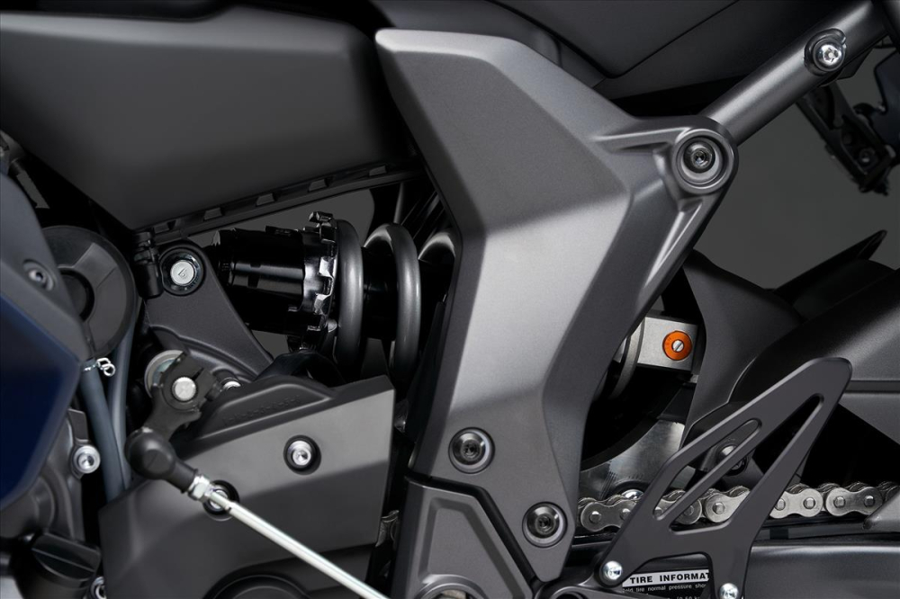 Phanh đĩa đơn sau với c&ugrave;m Nissin, phuộc monoshock tr&ecirc;n Yamaha R7
