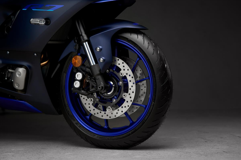 Phuộc ngược đến từ KYB, phanh Brembo tr&ecirc;n Yamaha R7 2021