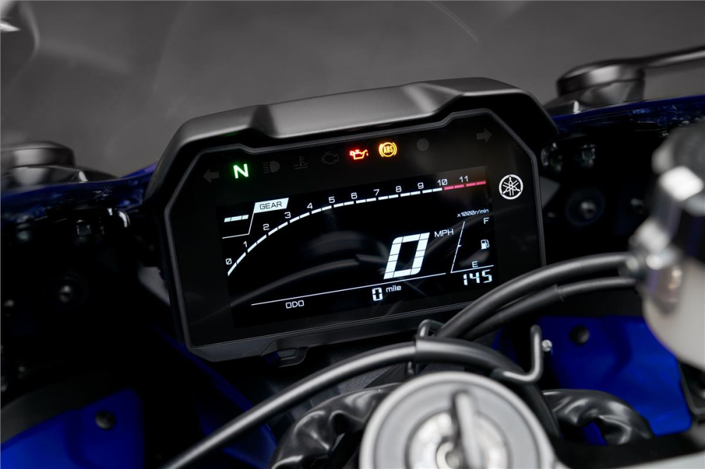 M&agrave;n h&igrave;nh LCD đơn giản tr&ecirc;n Yamaha R7 2021