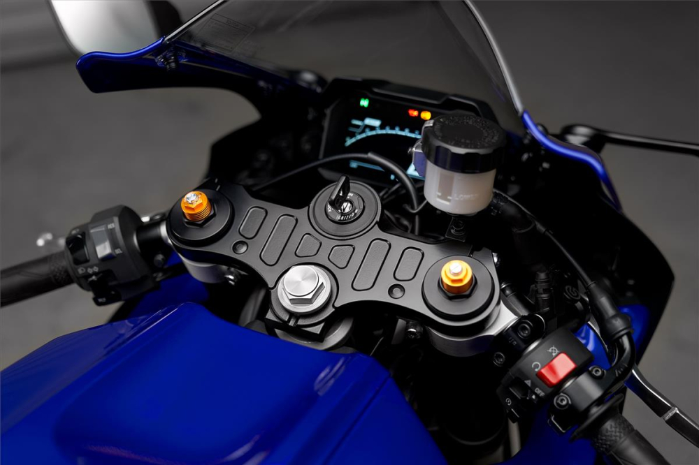 Yamaha R7 c&oacute; sự ch&ecirc;nh lệch về gi&aacute; kh&aacute; đều tại c&aacute;c thị trường Ch&acirc;u &Acirc;u v&agrave; Mỹ