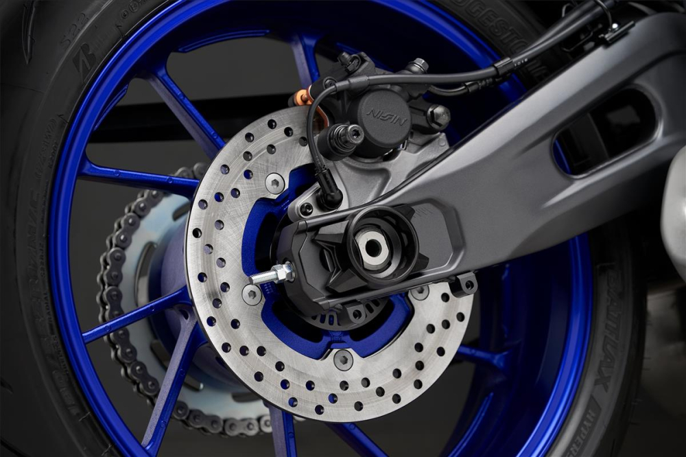 Phanh đĩa đơn sau với c&ugrave;m Nissin, phuộc monoshock tr&ecirc;n Yamaha R7