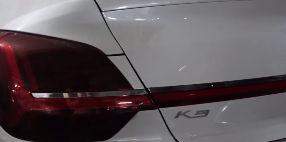 Logo K9 nằm bên dưới dải đèn nối giữa 2 đèn hậu của Kia K9 2021 Logo K9 nằm bên dưới dải đèn nối giữa 2 đèn hậu của Kia K9 2021