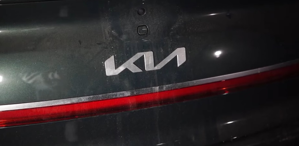 Logo Kia mới nằm trên nắp cốp sau của Kia K9 2021 Logo Kia mới nằm trên nắp cốp sau của Kia K9 2021