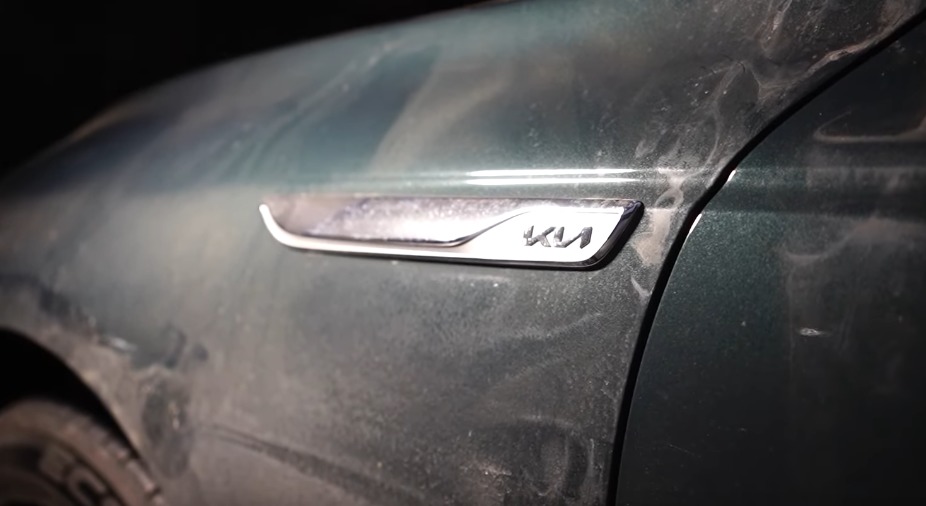 Chi tiết trang trí bằng kim loại sau chắn bùn trước của Kia K9 2021 Chi tiết trang trí bằng kim loại sau chắn bùn trước của Kia K9 2021